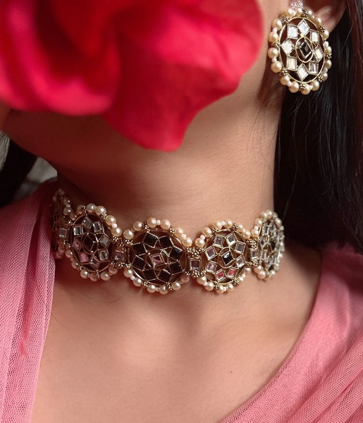 Trendy Mirror Kundan Choker Tikka Set - BOLLYWOOD